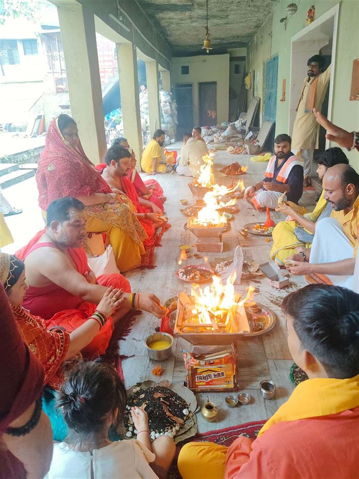 Families offering ahutis in the sacred fire