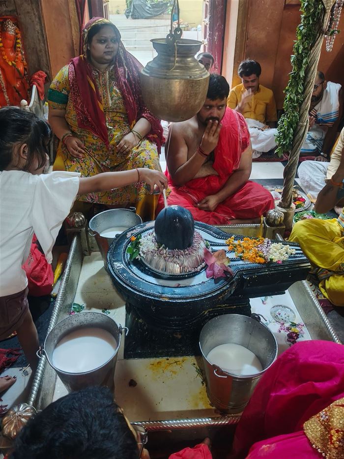 Family performing Rudrabhishek at a Kashi temple